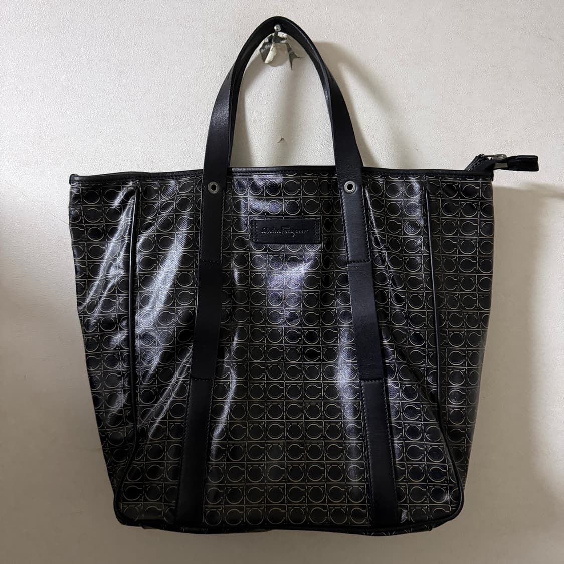 살바토레 페라가모 간치니 패턴 PVC 남성 토트백 상품이미지10