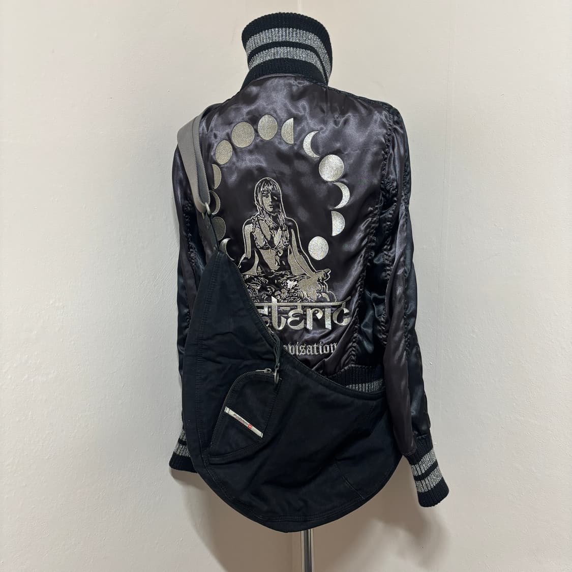 디젤 아카이브 하프문 숄더백 상품이미지2