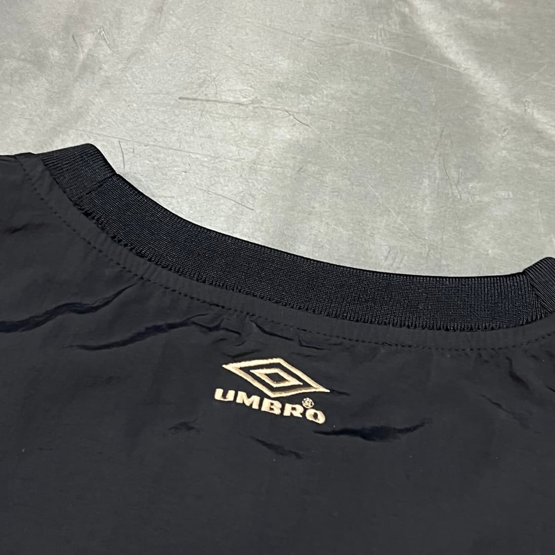  엄브로 자수 풀오버 웜업 y15850 상품이미지6