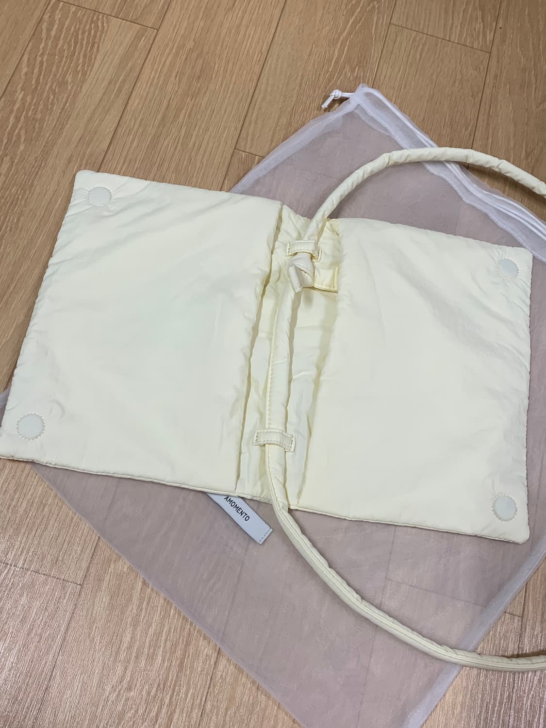 아모멘토 패딩 크로스백 상품이미지2