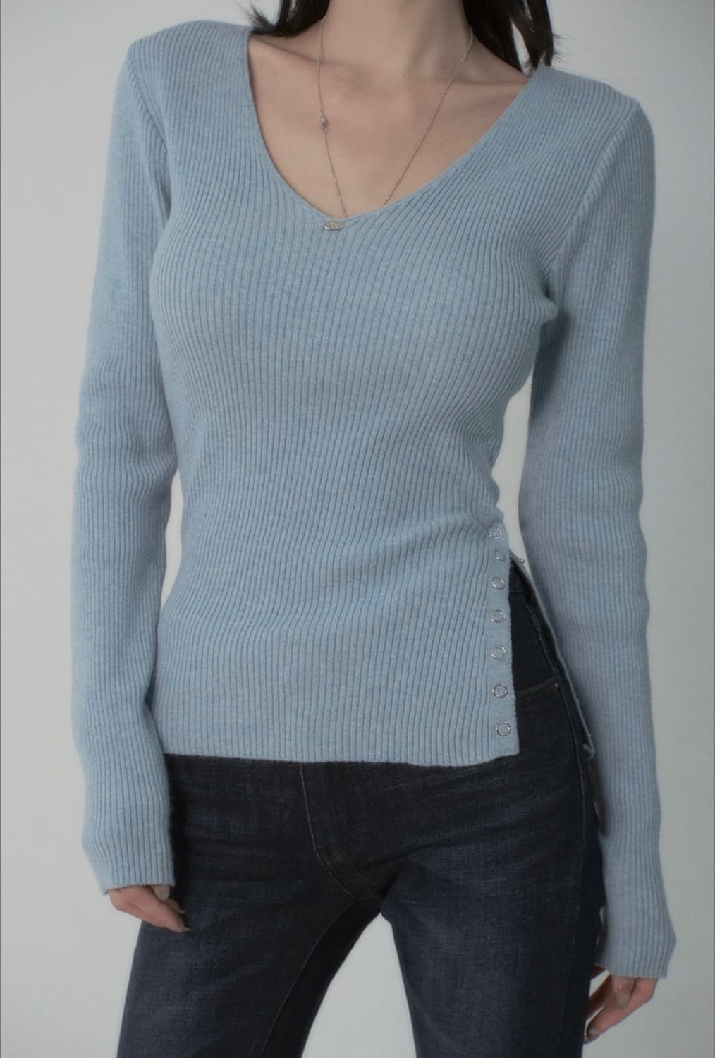 페일제이드 사이드 슬릿 브이넥 니트 스카이불루 상품이미지1