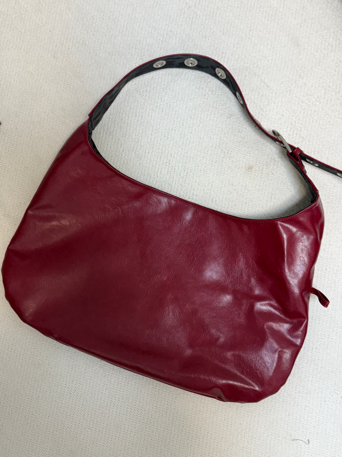 레터리 스터드 버클 리버시블 숄더백 레드 상품이미지5