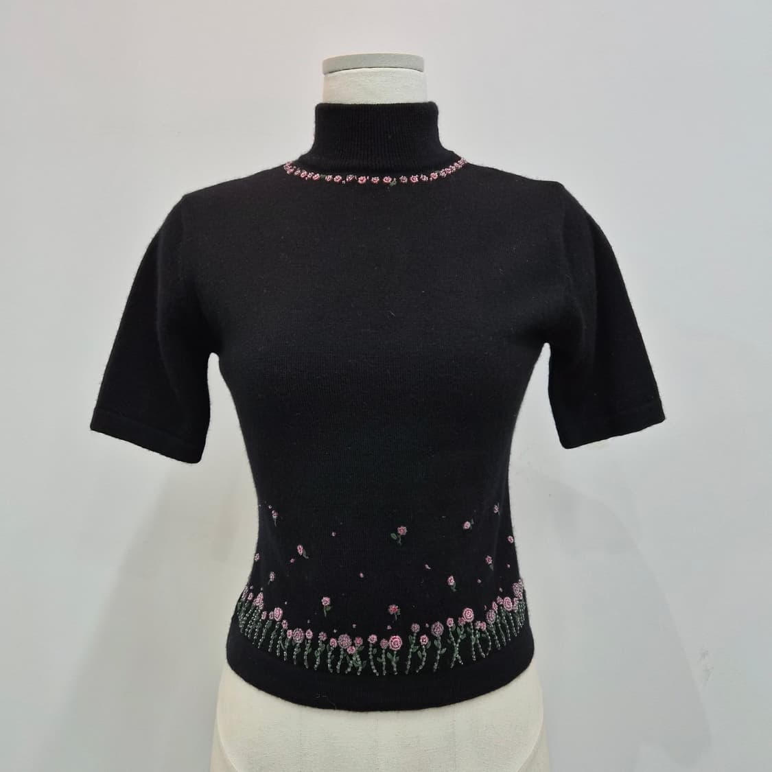 일본 수공 꽃비즈 자수 블랙 하이넥 반팔 니트  상품이미지1