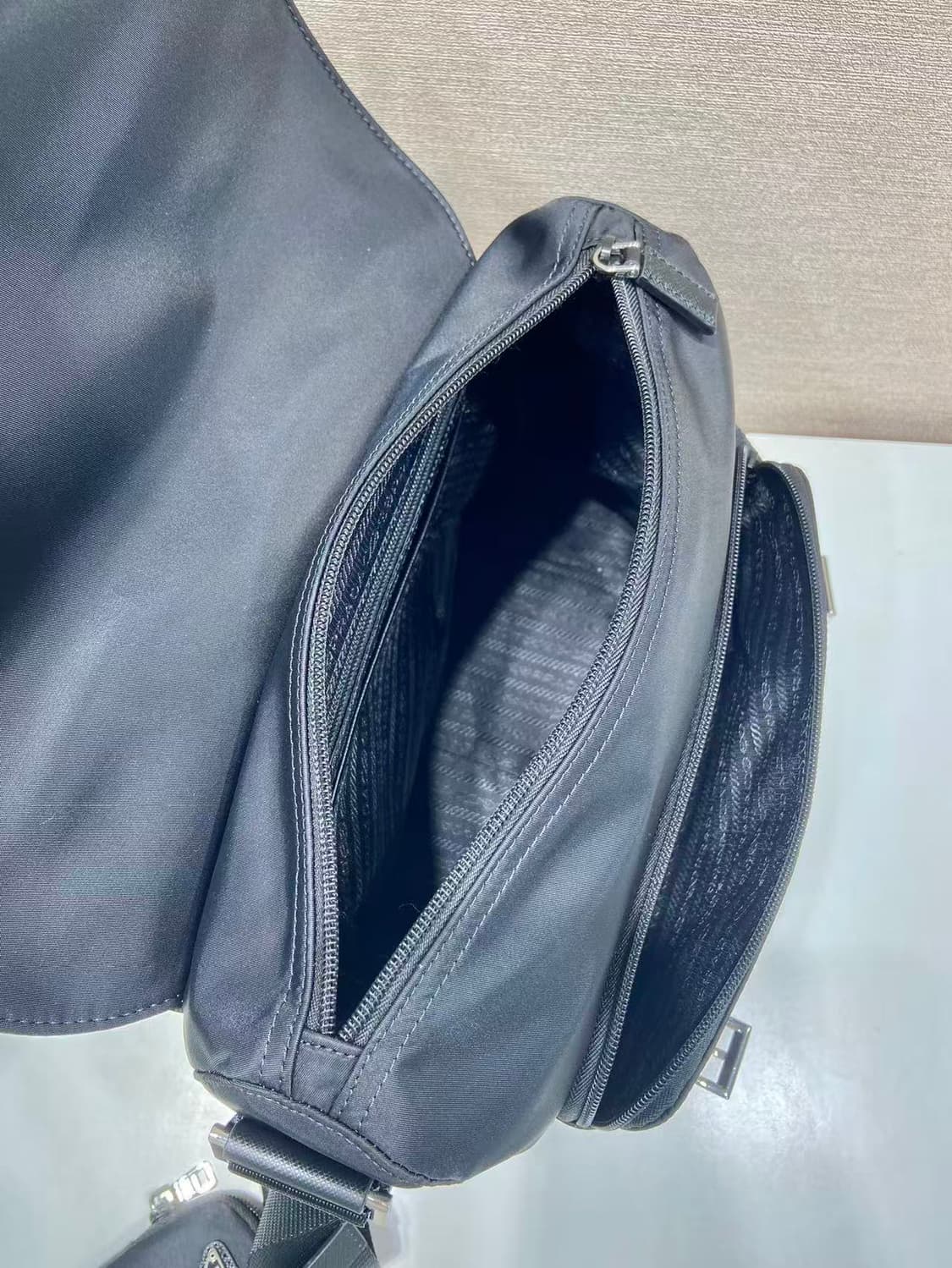 프라다 리나일론 삼각로고 투버클 메신저백 크로스백 블랙 스몰 상품이미지4