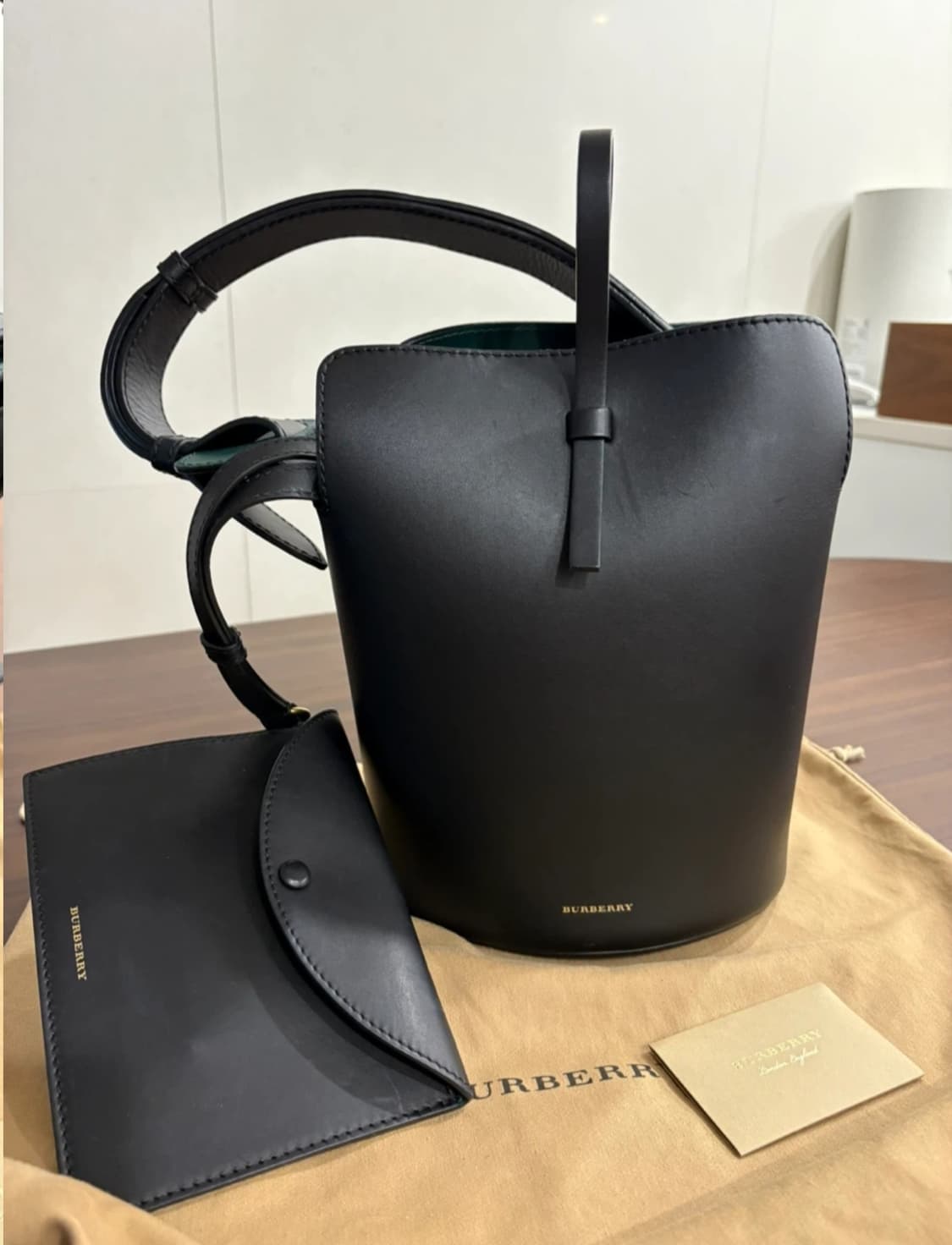 버버리 레더 버킷백 상품이미지3