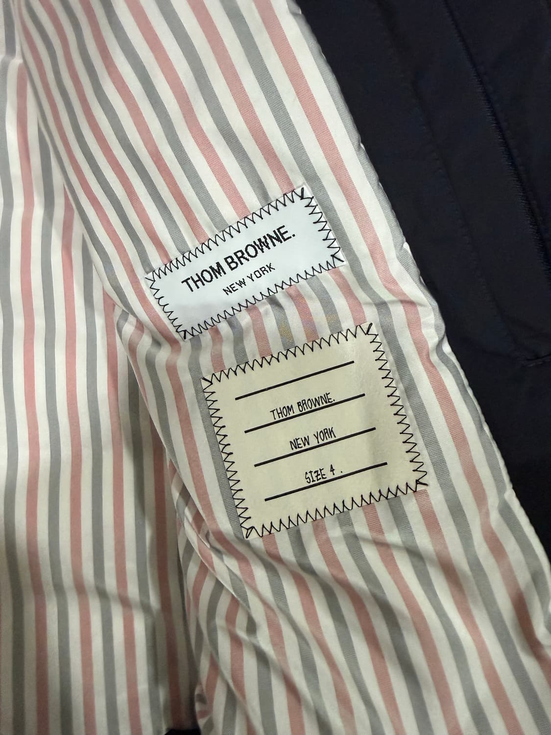 [당일출고,4사이즈] 톰브라운 사선완장 트윌 다운 패딩 상품이미지5