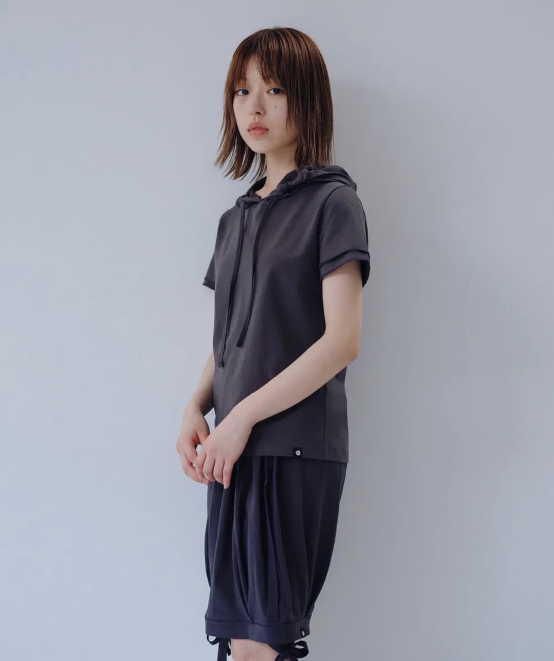 오헤시오 후드 레이어드 슬리브 티셔츠 차콜 상품이미지1