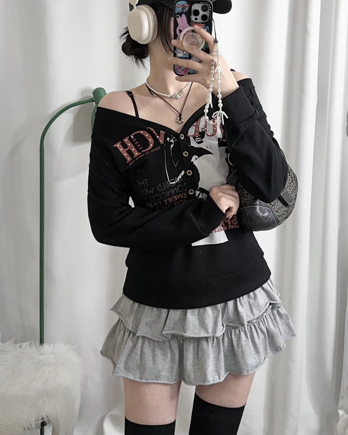 블랙 펑크 레터링 오프숄더 맨투맨 상품이미지3