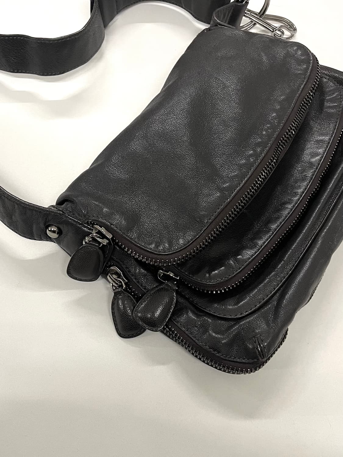 도나카란 컬렉션 지퍼 레더백 상품이미지4