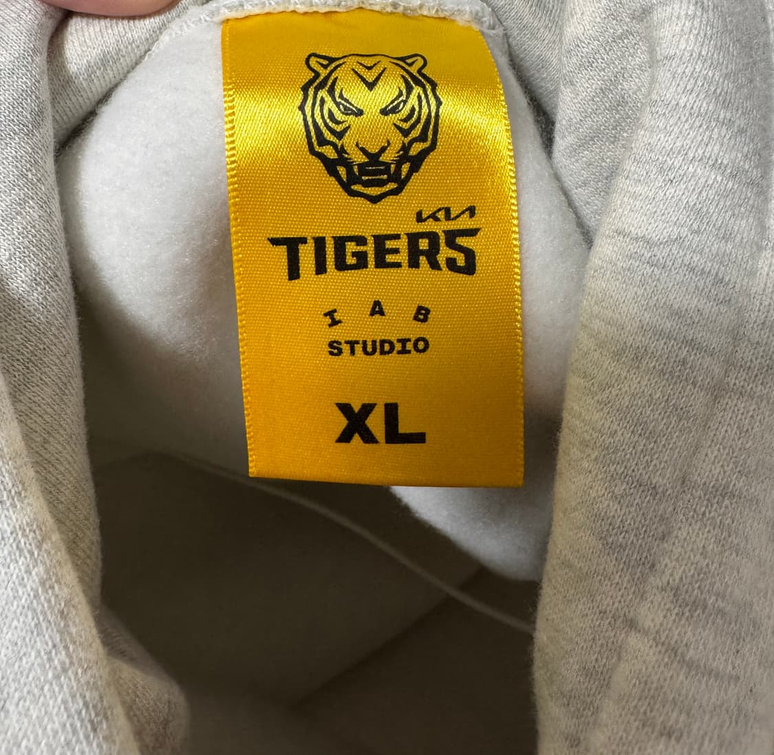 IAB STUDIO x KIA TIGERS V12 Hoodie Ivory 상품이미지7