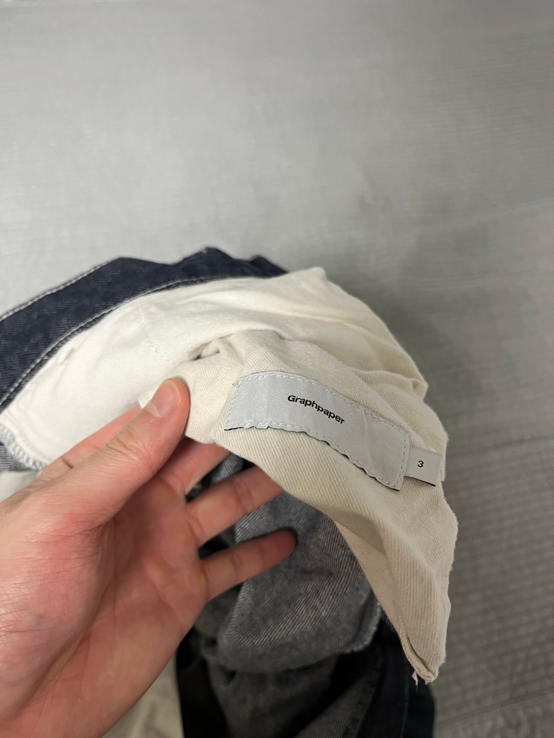 그라프페이퍼 컬러패스트 데님 투턱 팬츠 흑청 3 상품이미지6