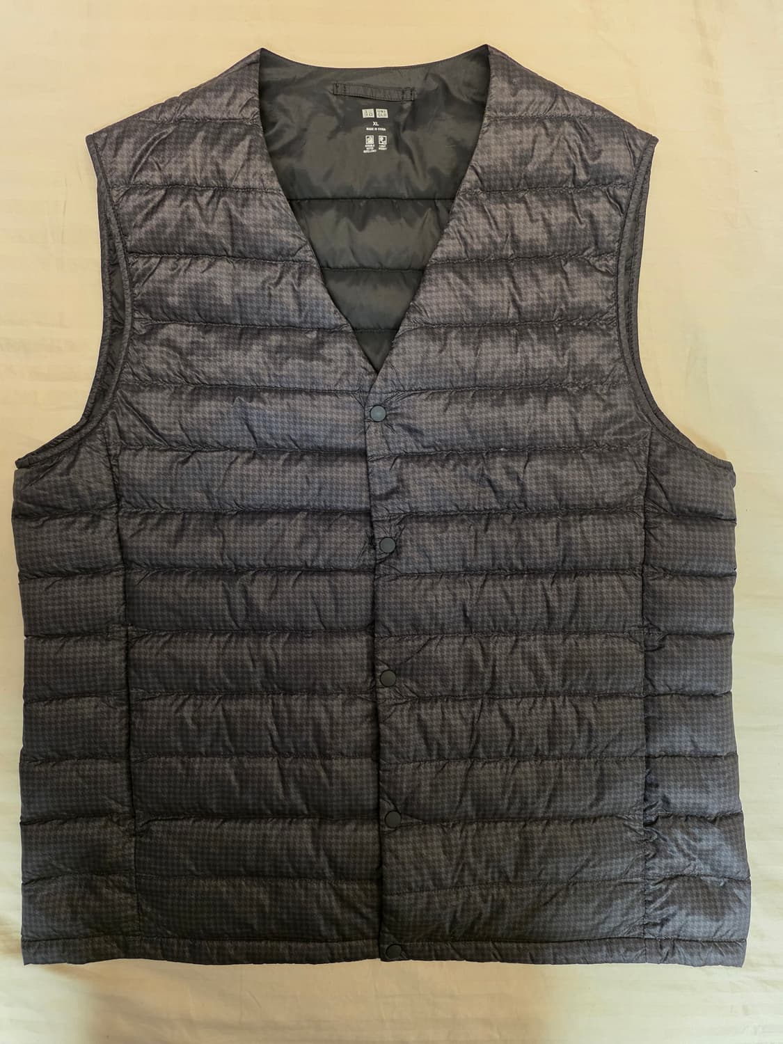 유니클로 경량 패딩 조끼 차콜 XL 상품이미지1