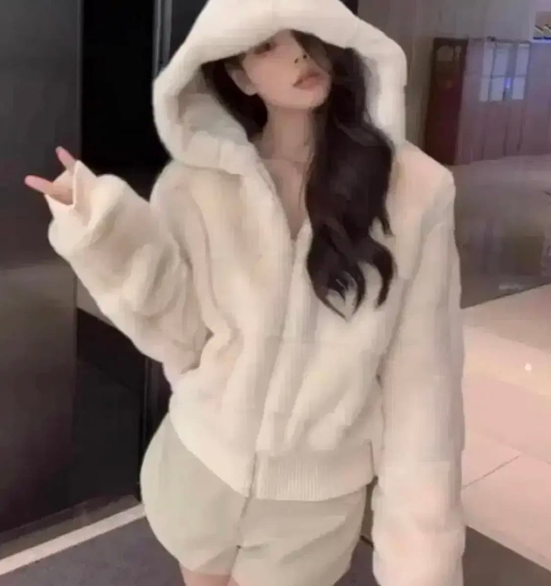 아이보리 퍼 후드 집업 숏 자켓 상품이미지3