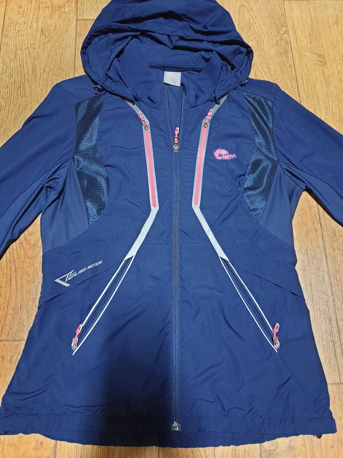 1058 네파 아웃도어 바람막이 90 사이즈입니다 상품이미지1