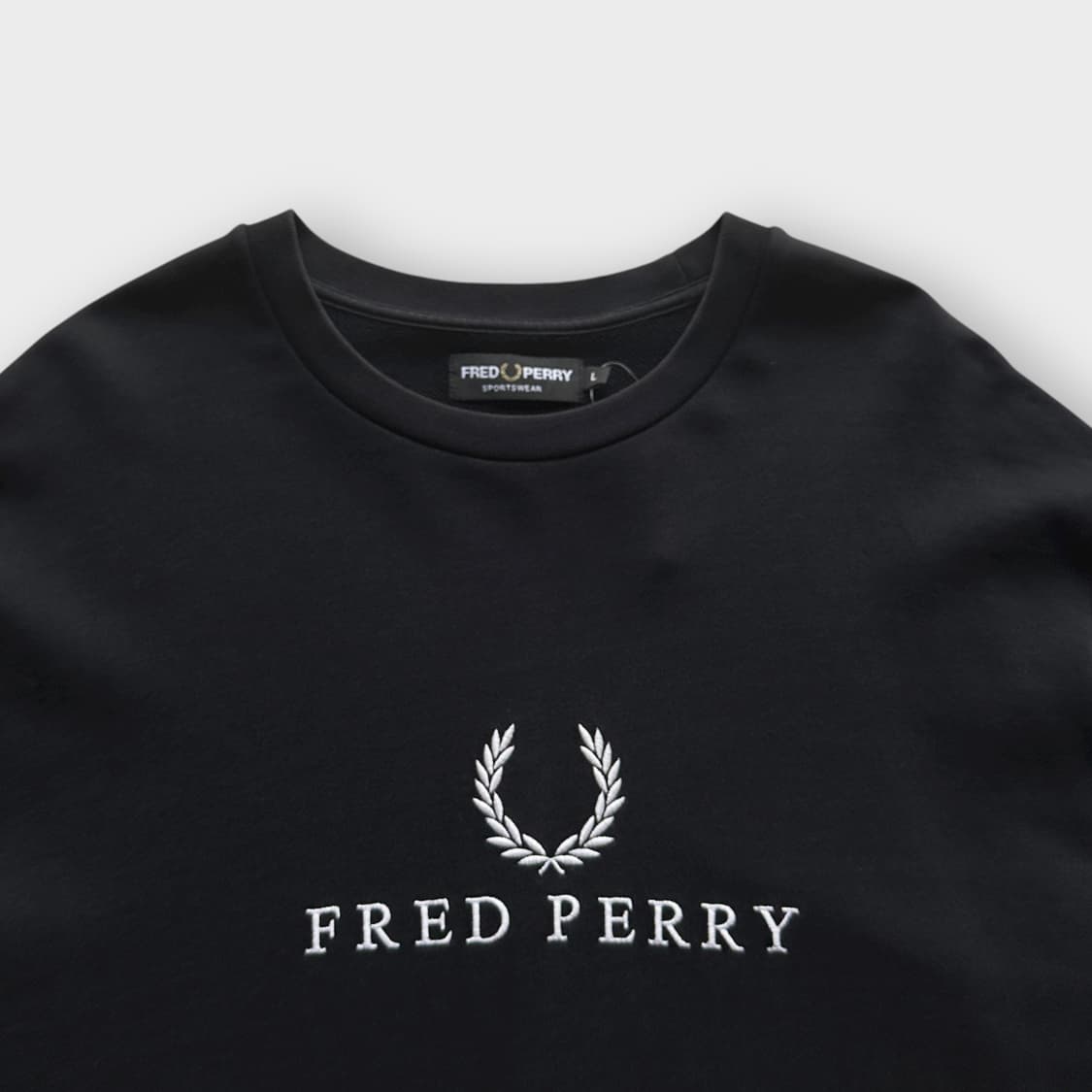 프레드페리 블랙 스펠아웃 맨투맨 상품이미지2