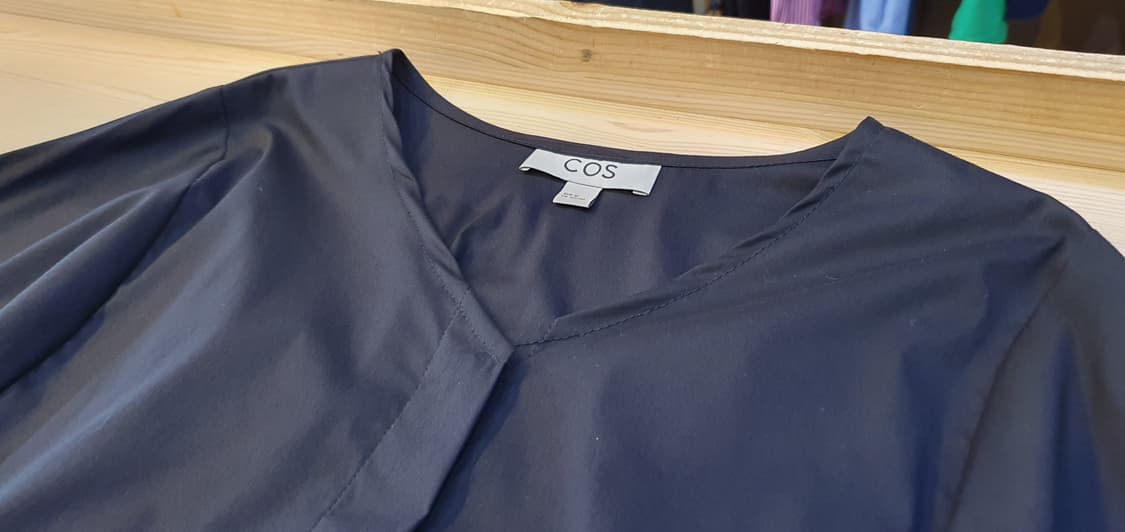 44/슬림55.COS 크롭 브이넥 블라우스  상품이미지3