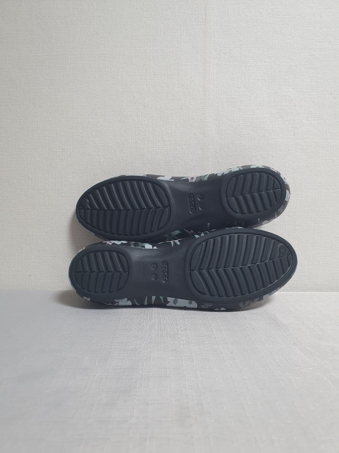240mm 크록스 로라 프린티드 플랫 블랙플라워 W7 상품이미지7