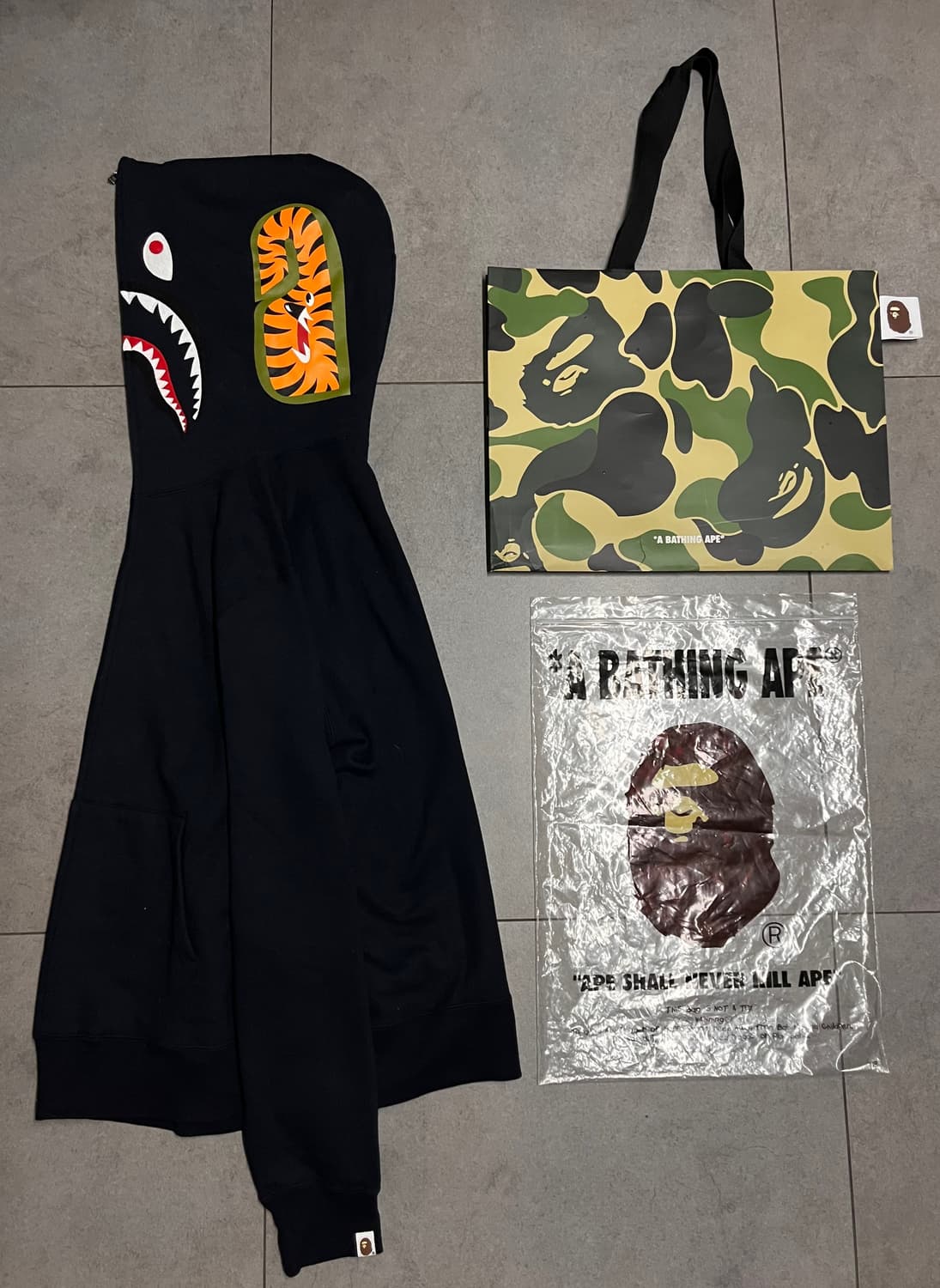 새상품급) 베이프 올블랙 샤크 후드집업 상품이미지2