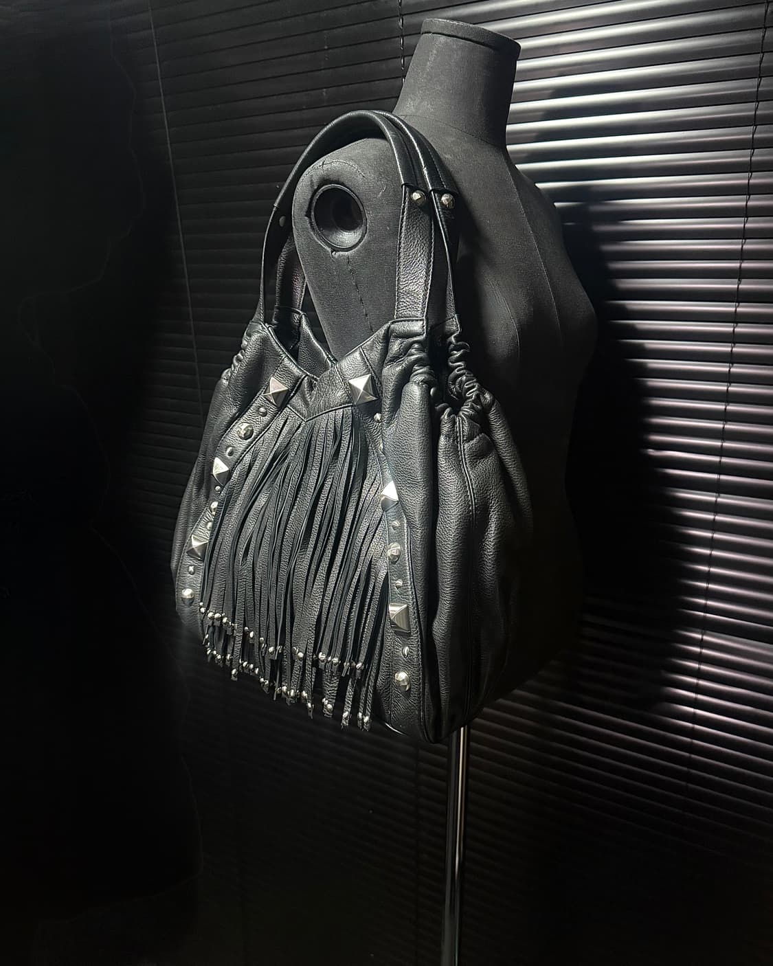 CETTU 찡 스터드 블랙 레더 소가죽 프린지 웨스턴 숄더백 고스 펑크 상품이미지2