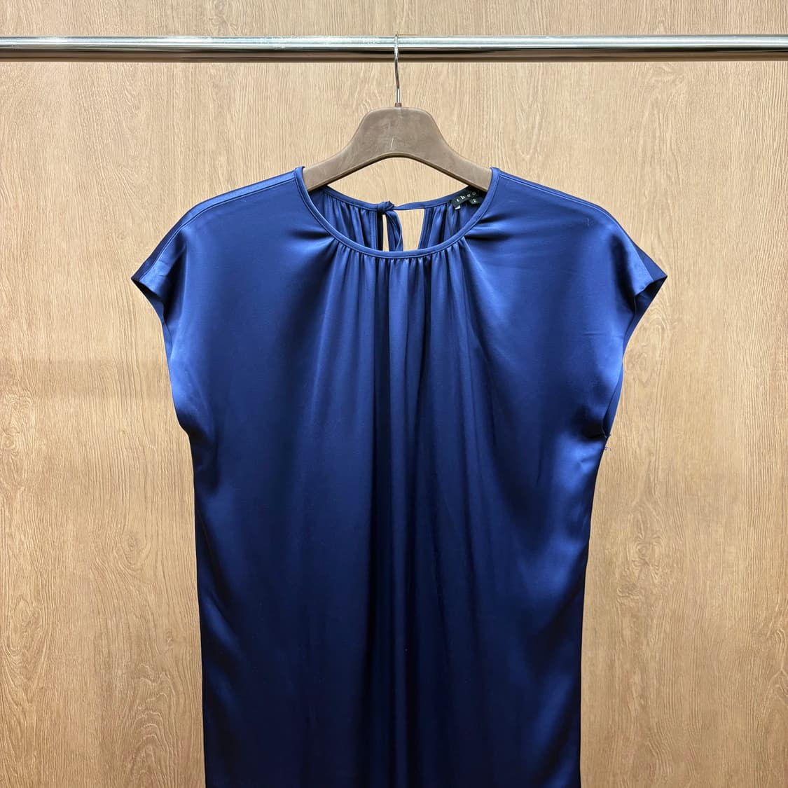 띠어리 캡 슬리브리스 미니 원피스 셔링 드레이프 리본 타이 디테일 블루 상품이미지4