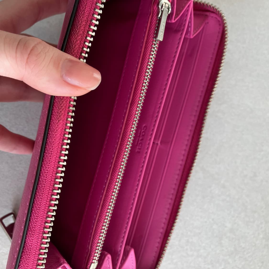 코치 핫핑크 장지갑 상품이미지4