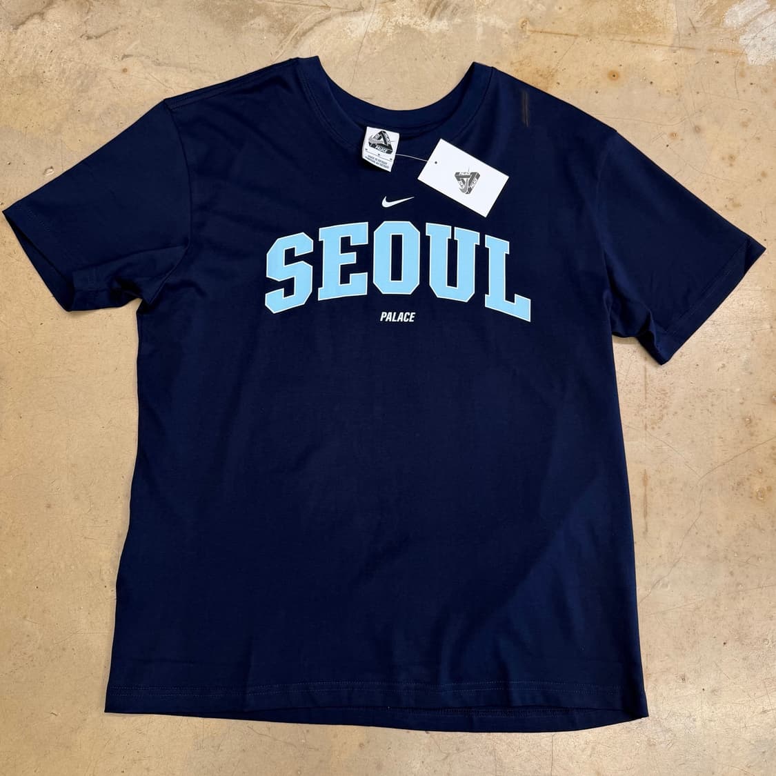 M 새상품 나이키 X 팔라스 서울 네이비 반팔티 상품이미지2