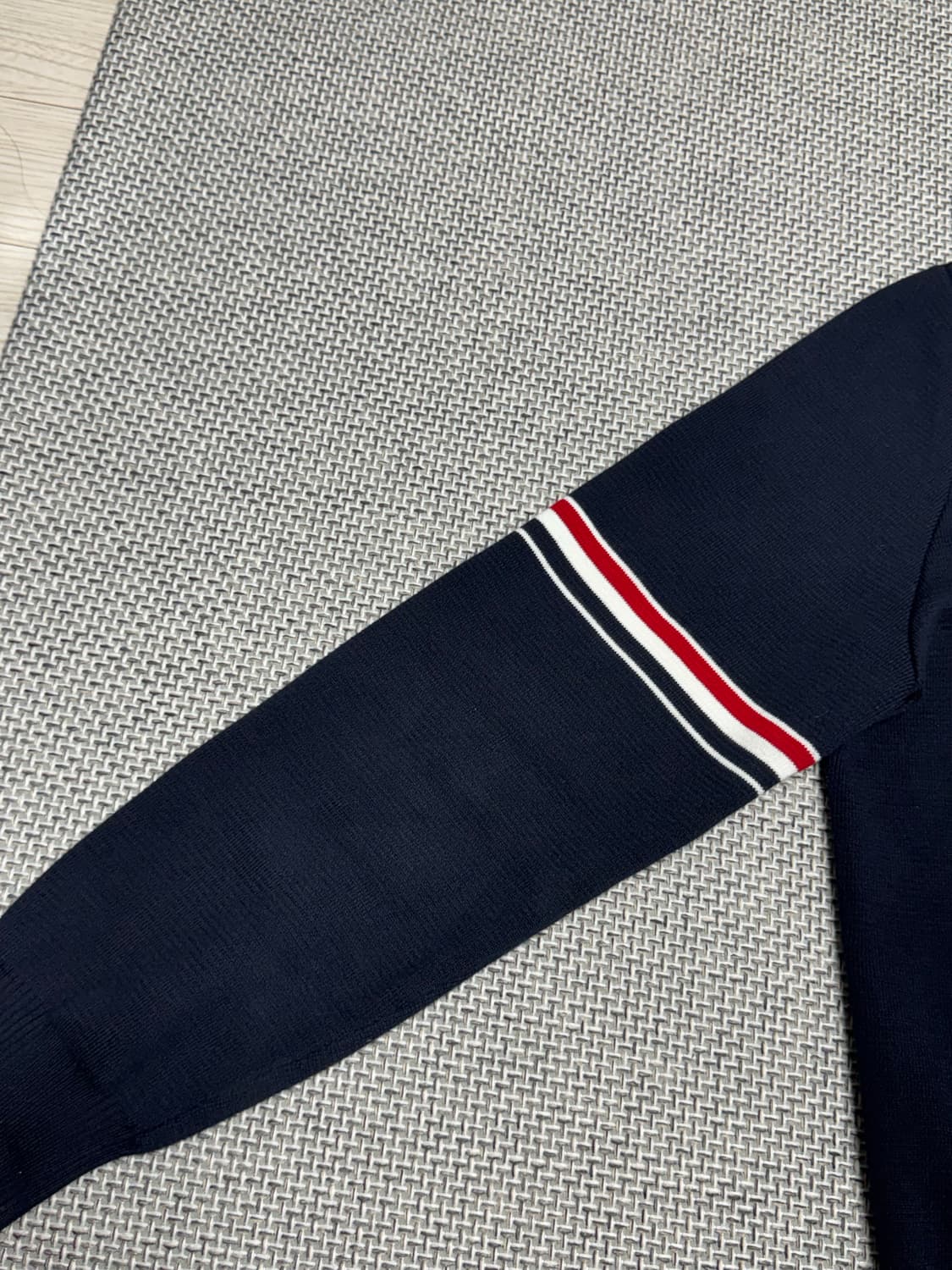 톰브라운 암밴드 밀라노스티치 가디건 상품이미지4