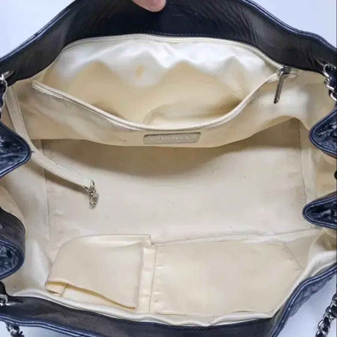 정품 샤넬 아코디언 숄더백정품 샤넬 아코디언 숄더백
블랙 색상에 은장 체 상품이미지9