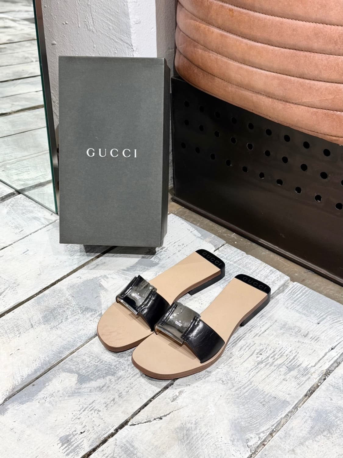 구찌 메탈 로고 레더 슬라이드 샌들 상품이미지1