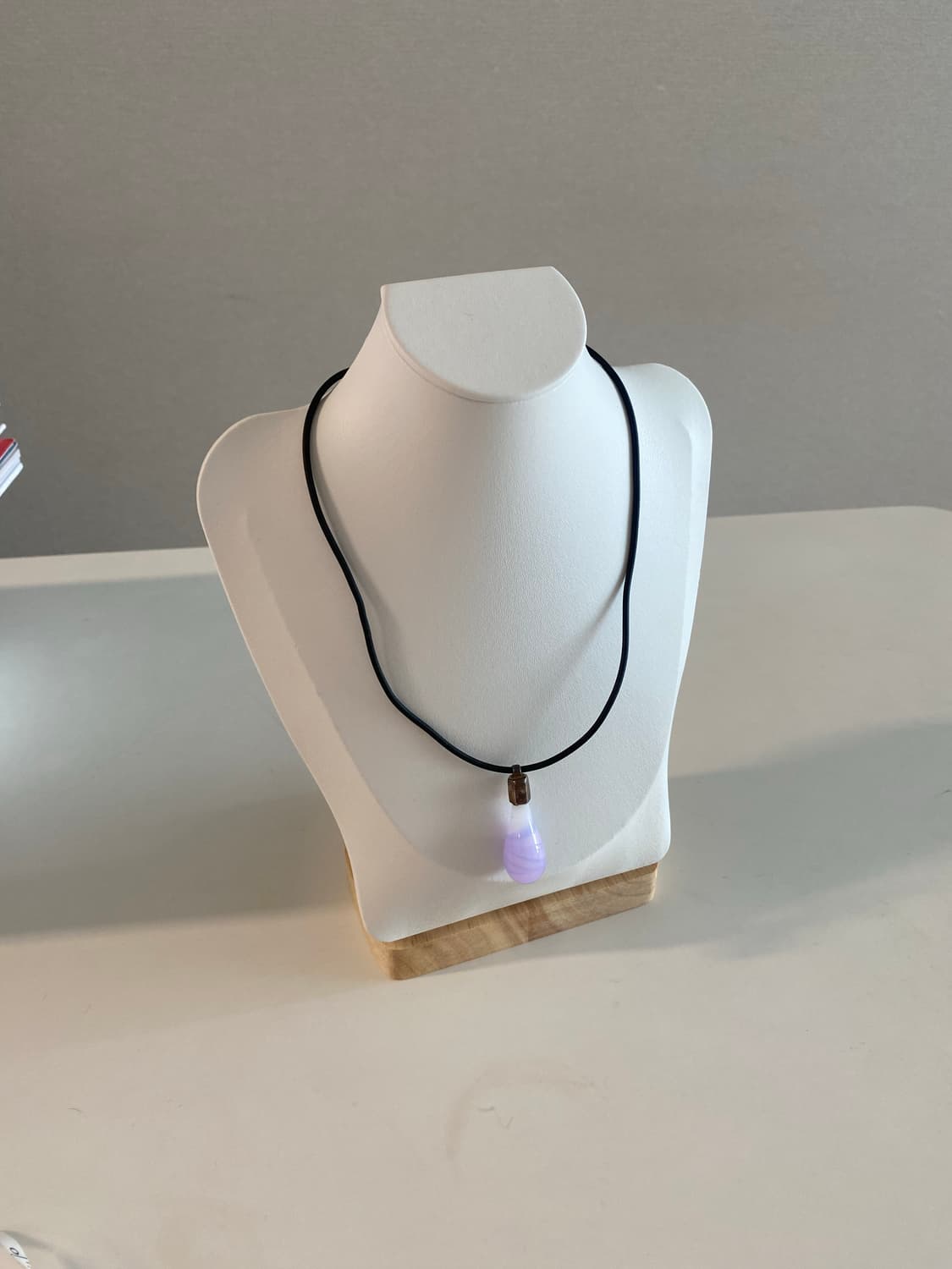 라벤더 빛 비즈 드롭 목걸이 상품이미지3