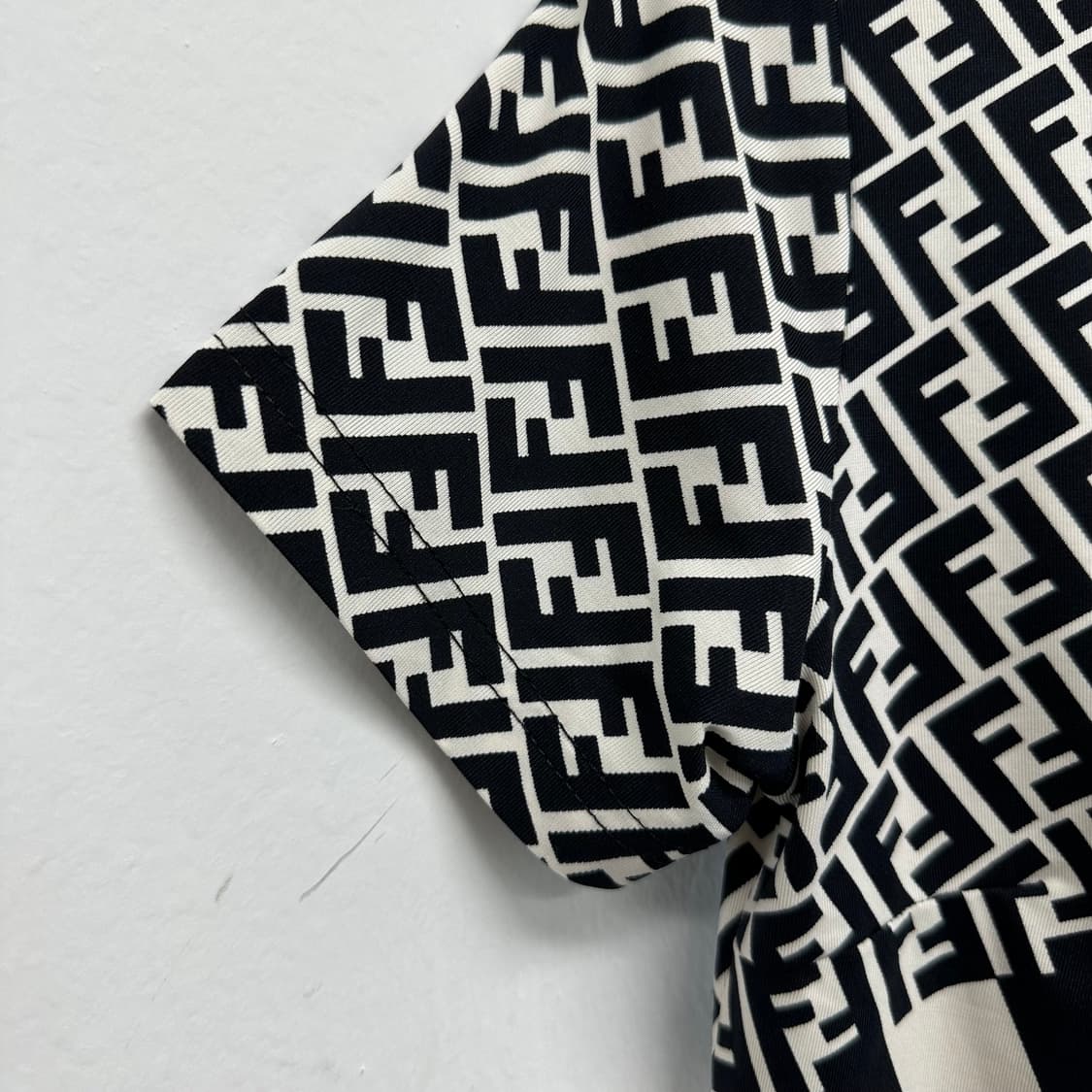 펜디 주카 로고 패턴 카라티 상품이미지3