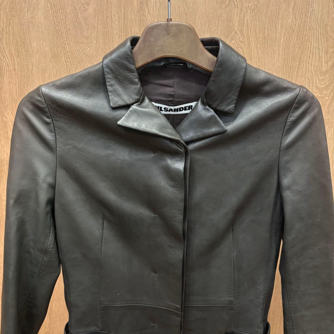 질샌더 레더 자켓 노치드 카라 히든 버튼업 플랩 포켓 슬릿 디테일 브라운 상품이미지4