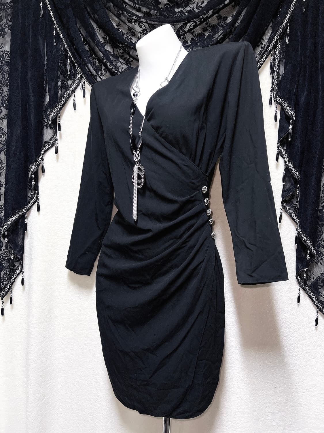 로맨틱고딕 고스펑크 브이넥 랩 셔링 블랙원피스 은장 섹시 오네갸루 오피스 상품이미지3