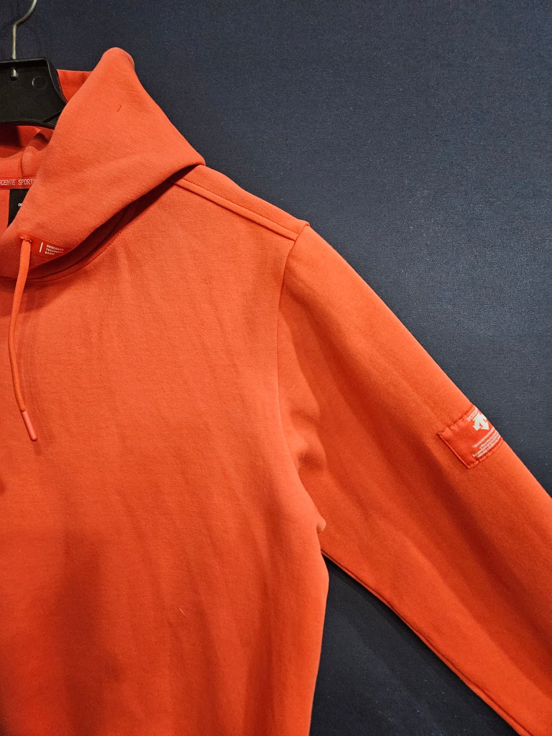 데상트 오랜지컬러 남성 세미오버핏 100 후드티  상품이미지4