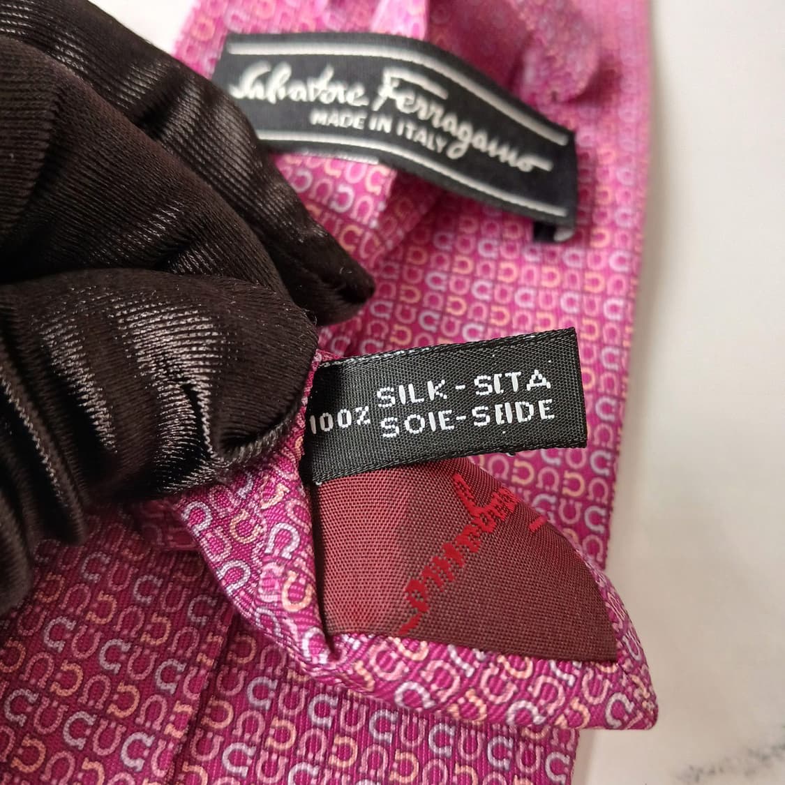 살바토레 페라가모 핑크 간치니 패턴 넥타이 8cm S~A+등급 E898
 상품이미지9