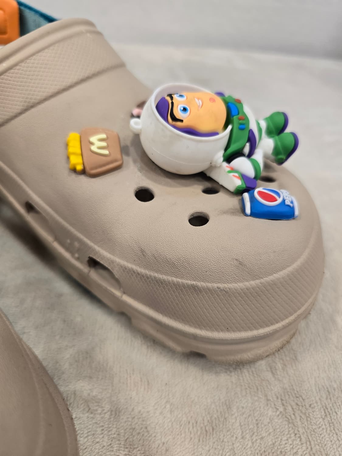 크록스 샌들 베이지색 버즈 라이트이어 지비츠 포함 260 상품이미지7