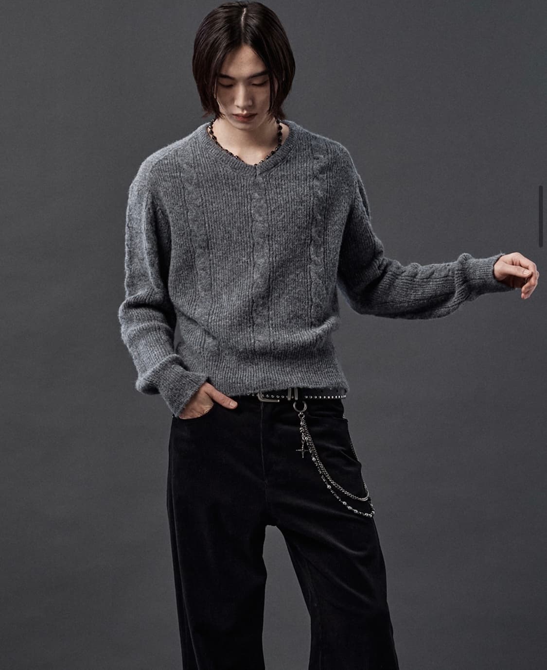 알렌느 브러시드 알파카 크롭 브이넥 케이블 니트 차콜 상품이미지2