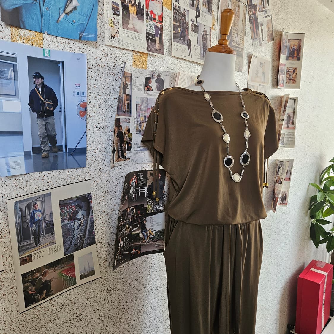 마이클코어스 카키 골든 숄더 포인트 레이온 점프수트 상품이미지2