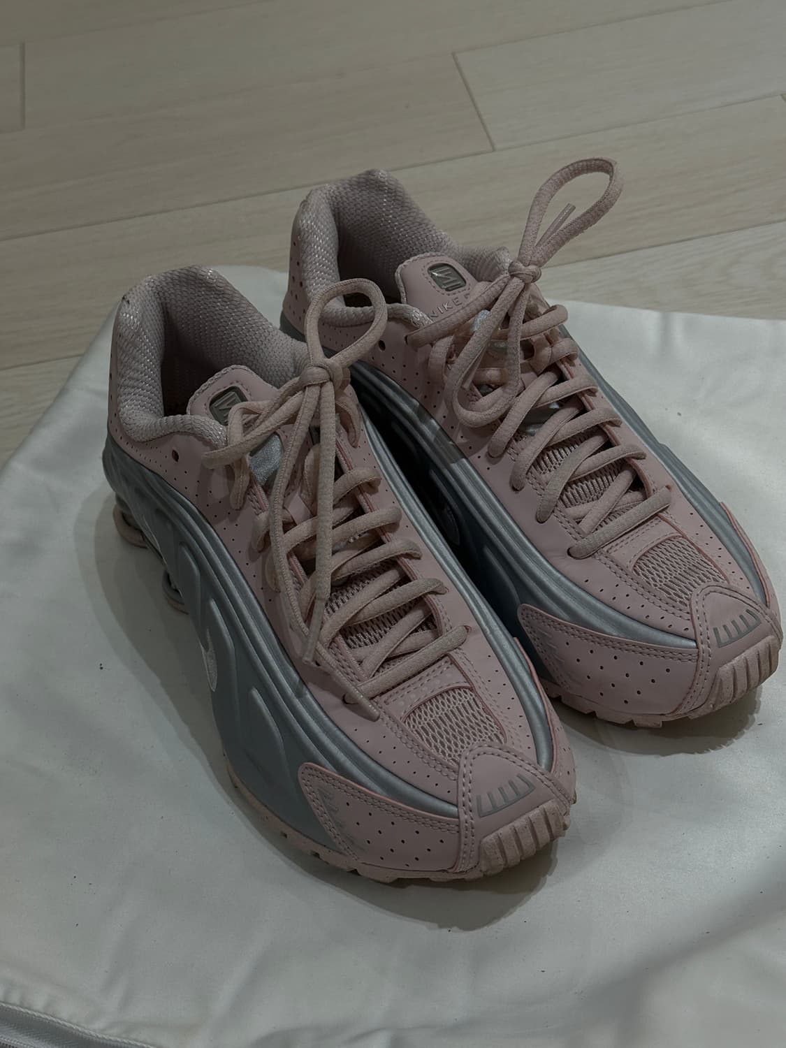 ‼️이사 처분 (1회착용) 나이키 샥스 R4 우먼스 베일리 로즈핑크실버 상품이미지3