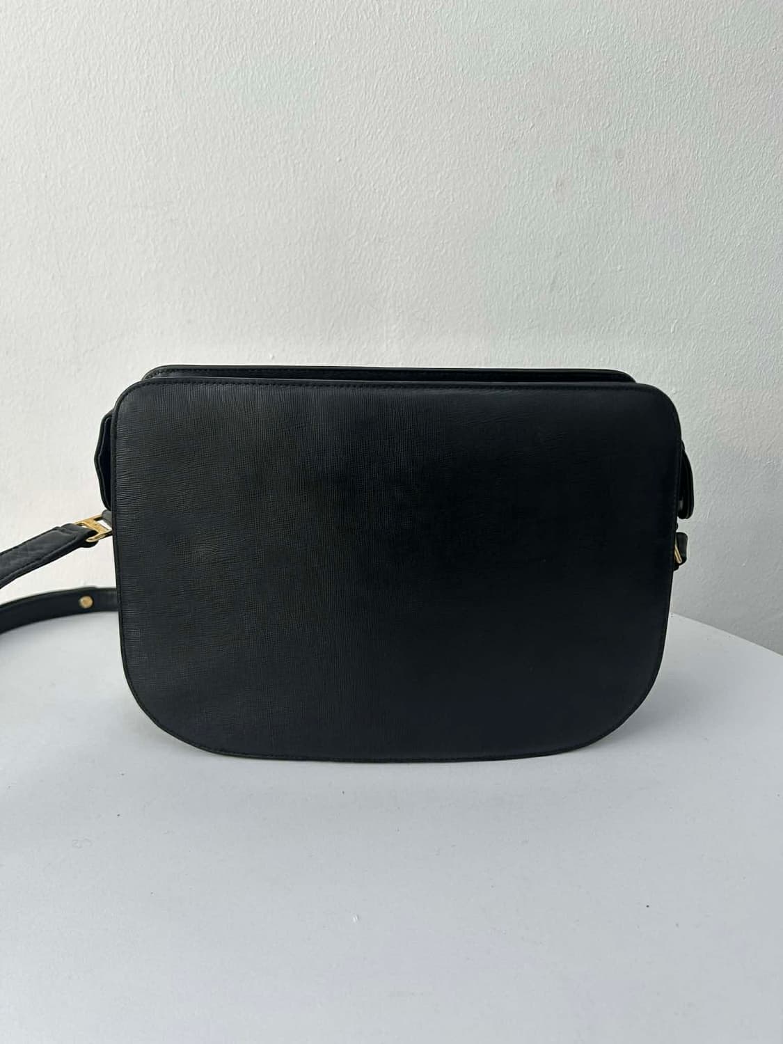 지방시 빈티지 금장 오벌 락 가죽 숄더 크로스백 상품이미지4