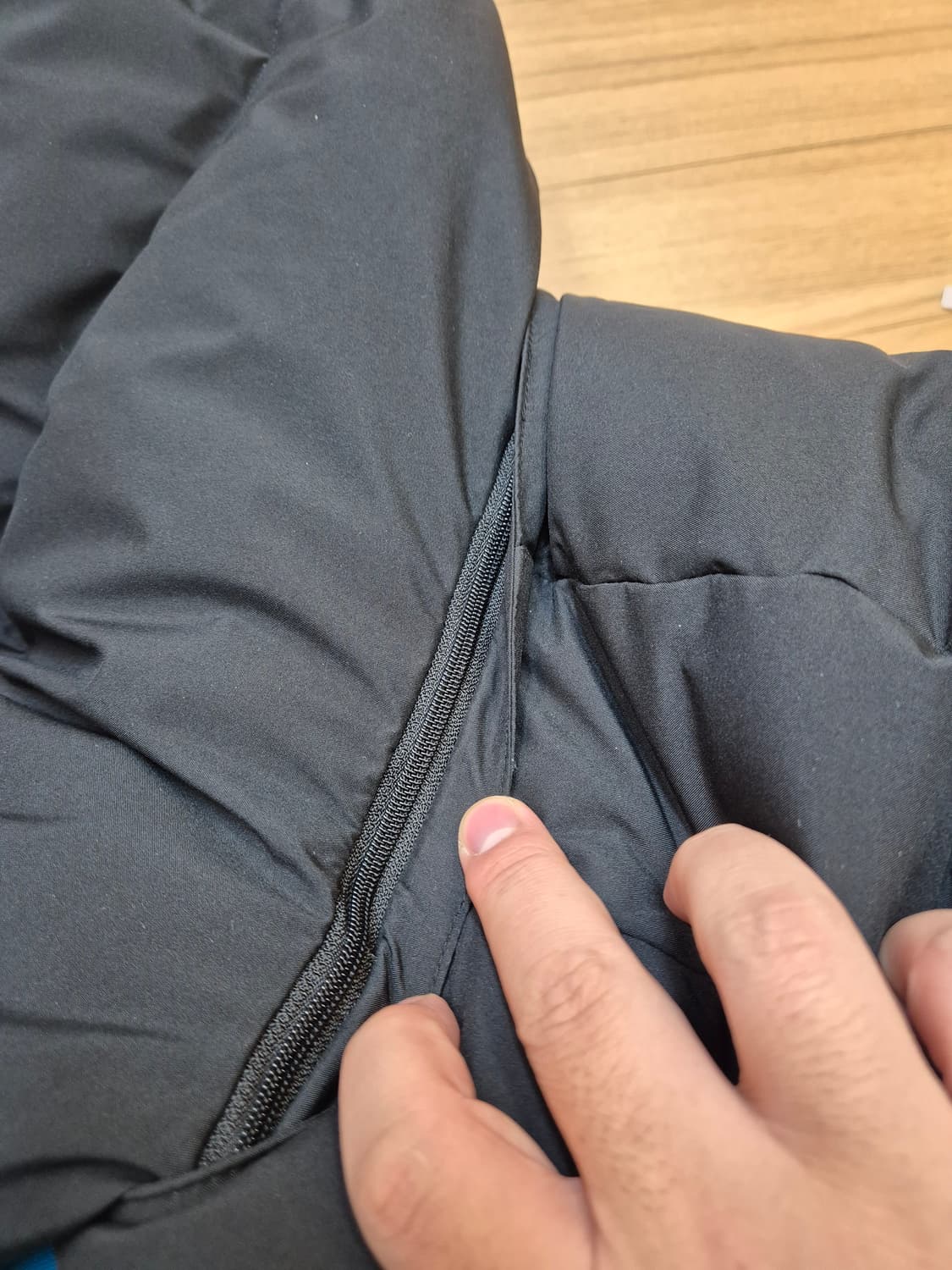 리복 남성 패딩 블랙 XL사이즈 판매합니다. 솜털 70이라 가볍고 따뜻하 상품이미지3