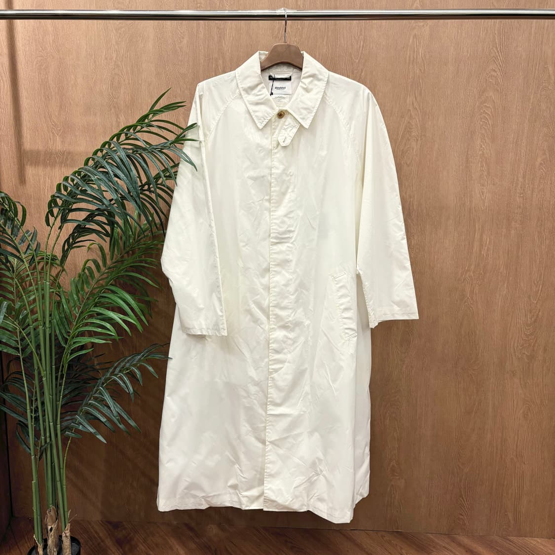 더블렛 긴팔 코팅 롱 코트 미니멀 싱글 후면 레터링 자수 디테일 화이트 상품이미지1