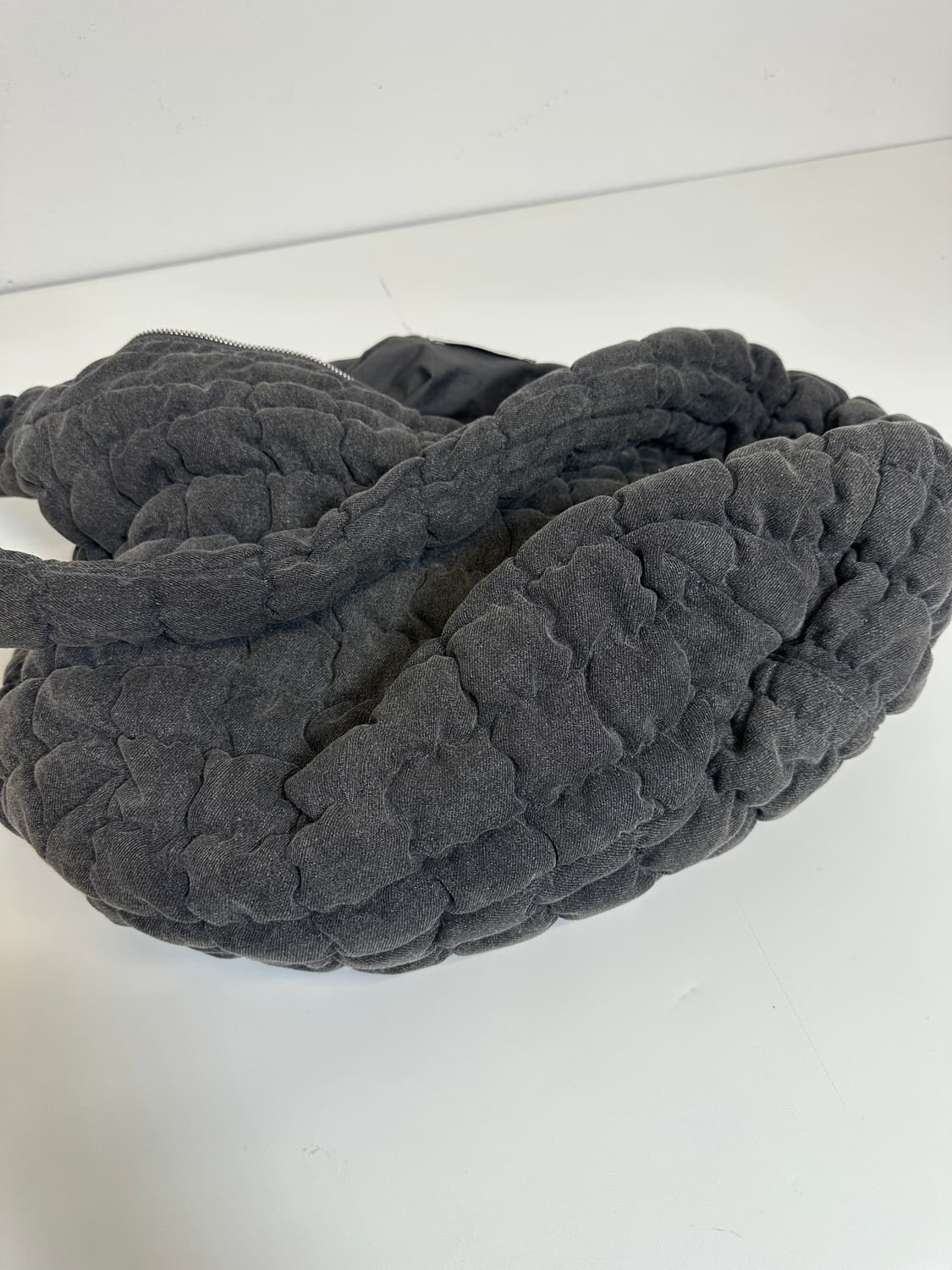 COS 코스 퀄티드 오버사이즈 구름백 데님 흑청 그레이 상품이미지3