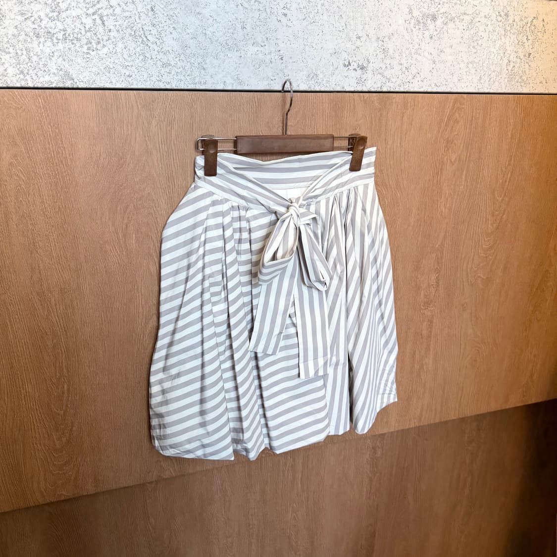 빈티지 스트라이프 미디 스커트 리본 타이 스트랩 디테일 플레어핏 아이보리 상품이미지1