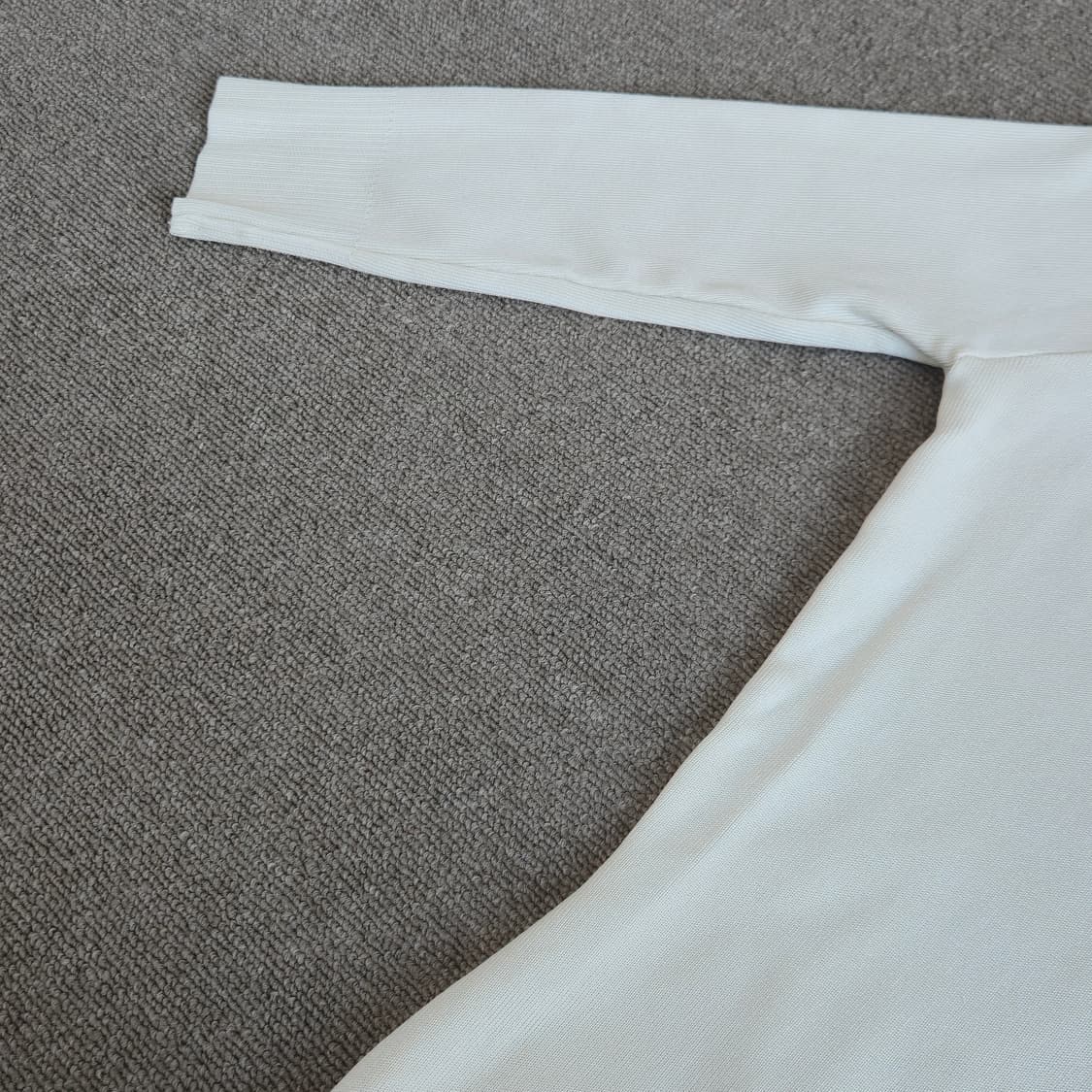 보쉬 페미닌 무드 쇄골 라인 화이트 니트 상품이미지3