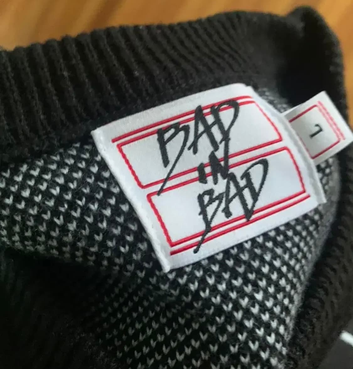 배드인배드 로고 니트 블랙 상품이미지3