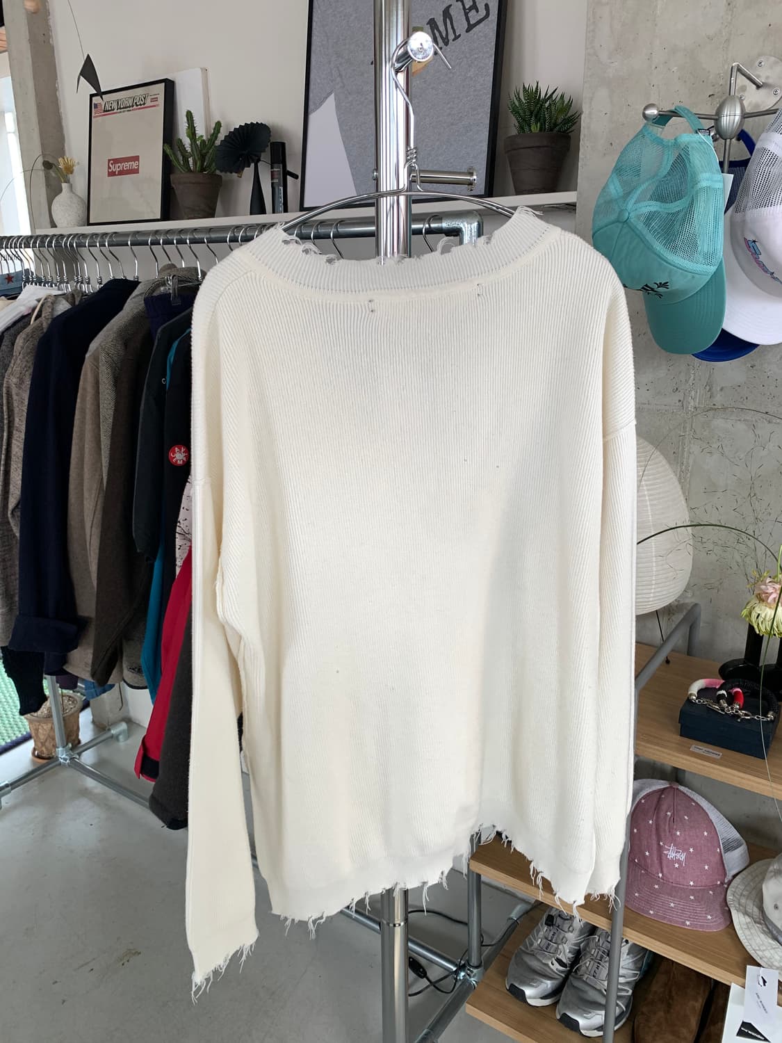 Perverze 퍼버즈  브이넥 데미지 니트 상품이미지3