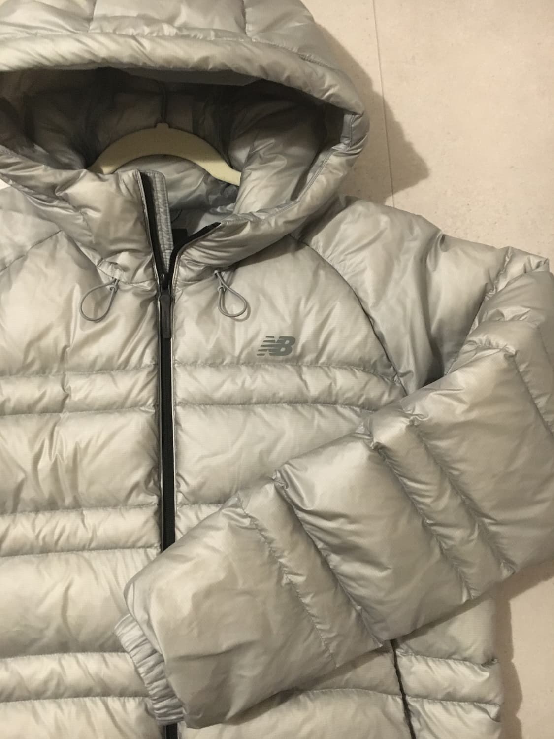 뉴발란스-플라잉 77 슈퍼라이트 후드 다운 패딩 실버 상품이미지2