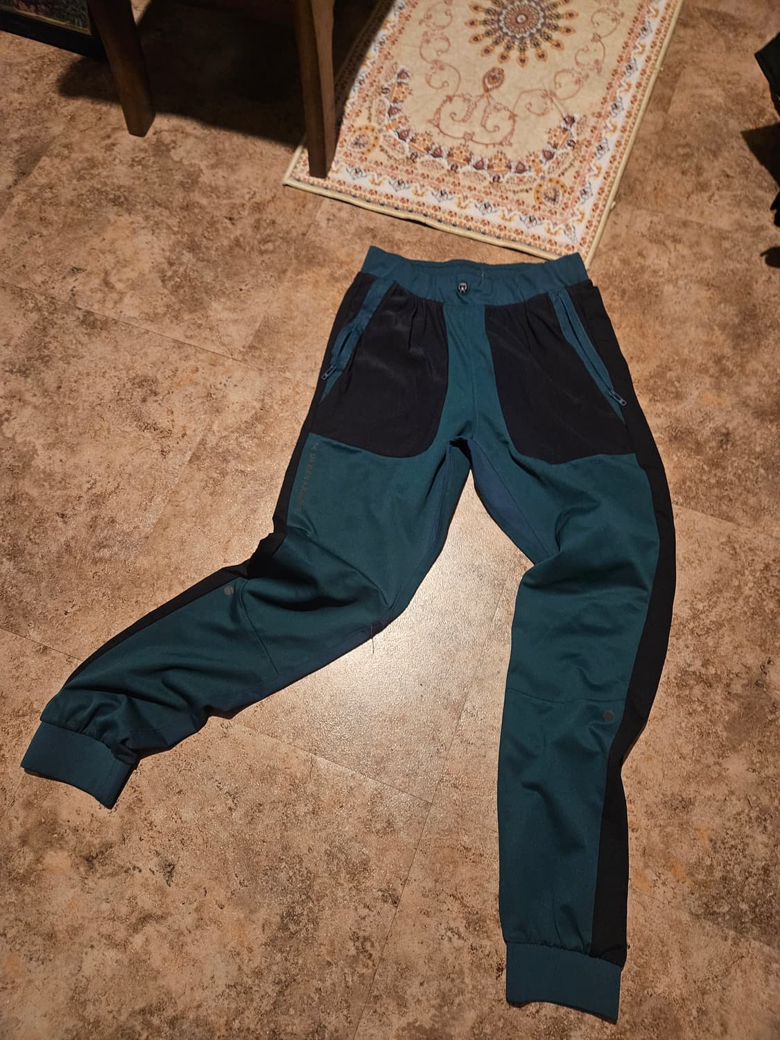 언더아머(Under Armour)의 기능성 트랙 조거 팬츠 상품이미지1