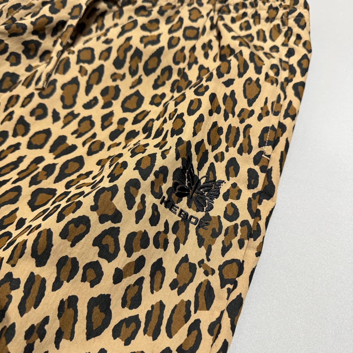 니들스 x KEBOZ 브라운컬러 레오파드 패턴 파피용 로고 버뮤다 쇼츠 상품이미지4